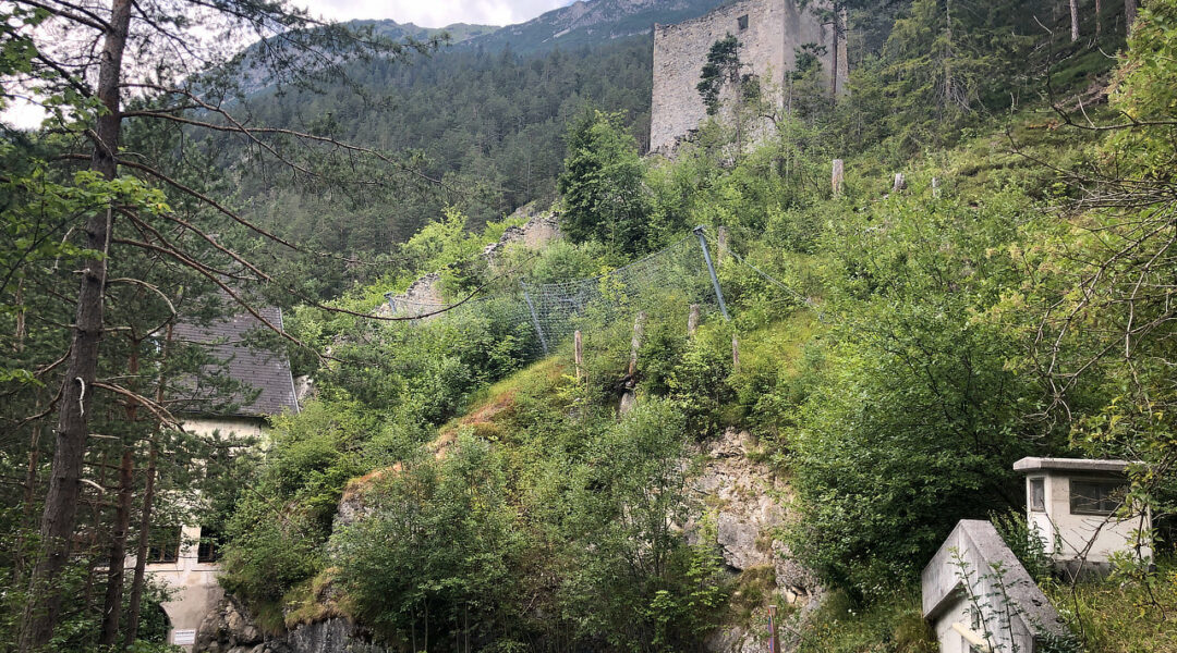 Die alte Ruine von Burg Fernstein.