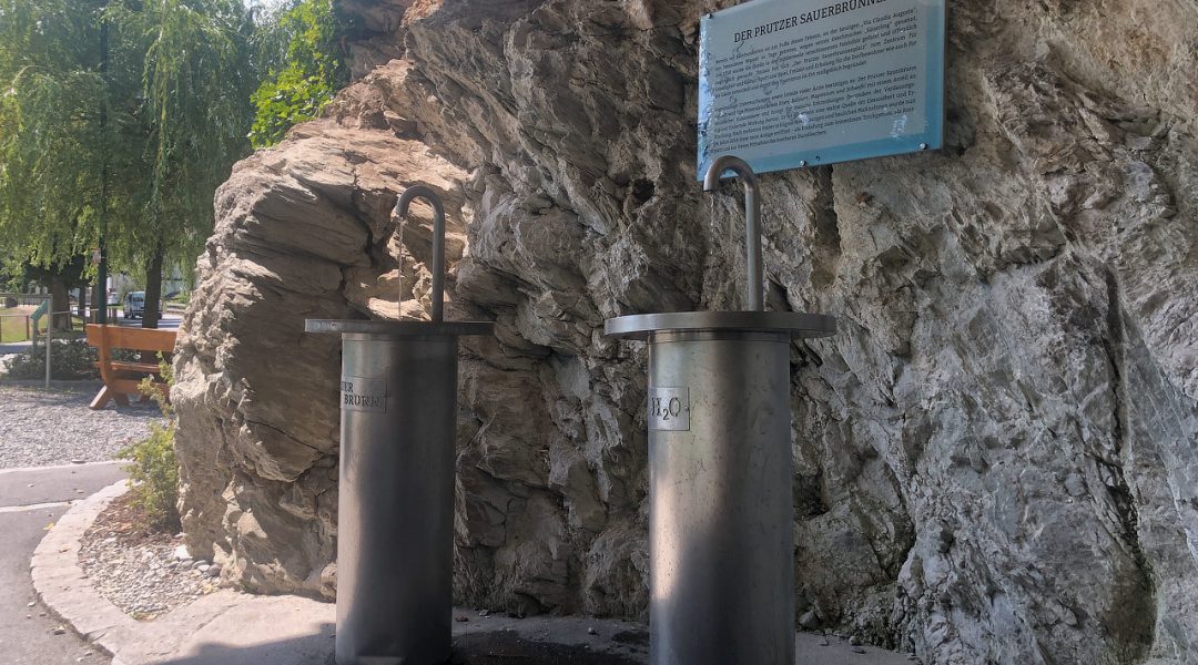 Die neu eingefasste und öffentlich nutzbare Quelle des berühmten Putzbrunner Sauerbrunnen.