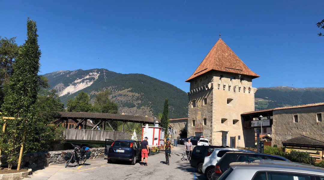 Autos und andere sammeln sich vor den Toren von Mals in Südtirol