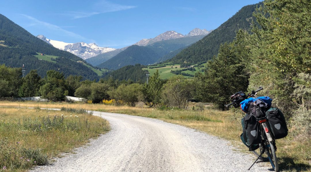 Mein Radl schaut in die ferne Bergwelt der Alpen.