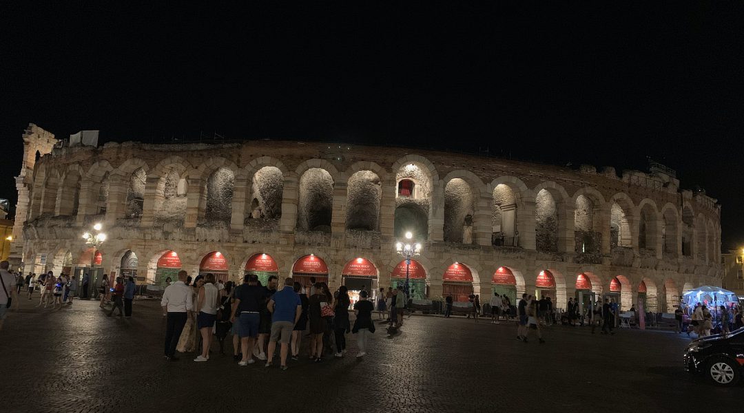 Die Arena von Verona bei Nacht.