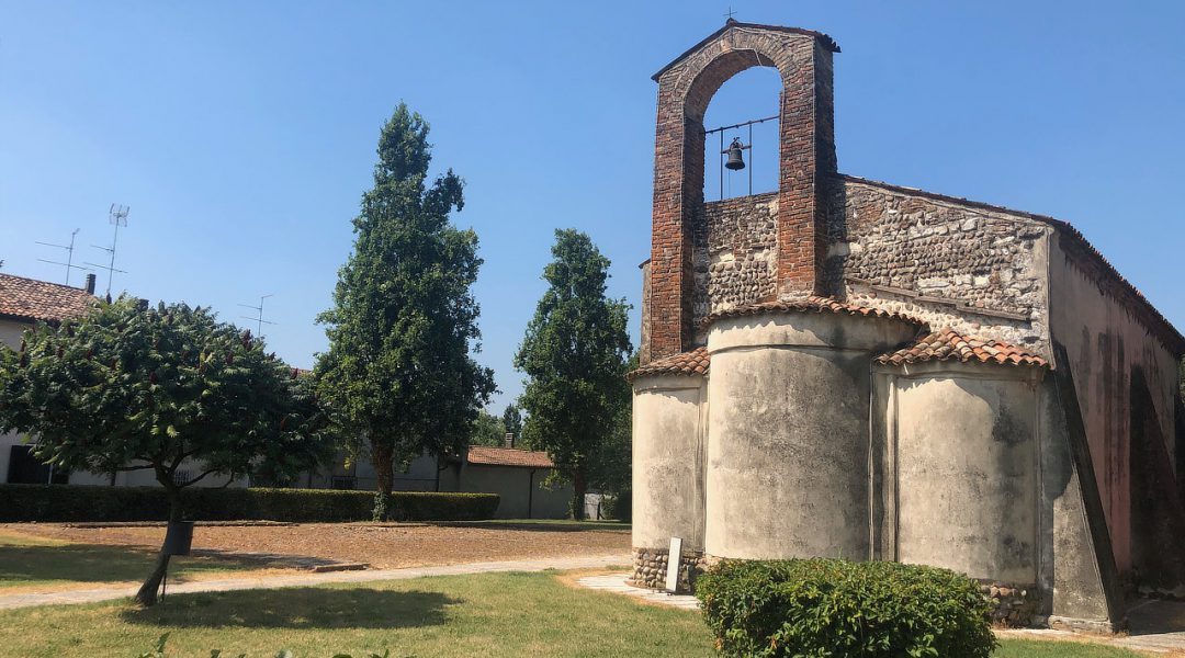 Eine uralte romanische Kirche im Ort Erbè.