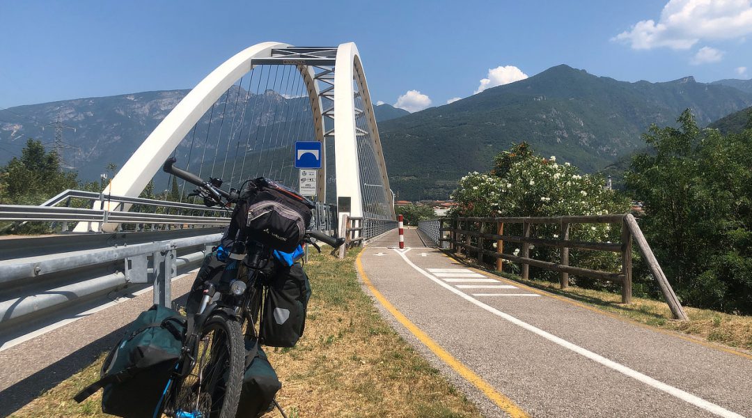 Mein Radl macht Selfie vor einer typische Norditalienische Etsch-Brücke.